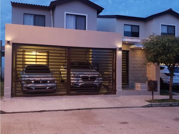 SE VENDE CASA EN LA ARBOLEDA