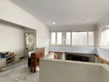 Rumah dalam Komplek Selangkah ke MRT Lebak Bulus, Jakarta Selatan