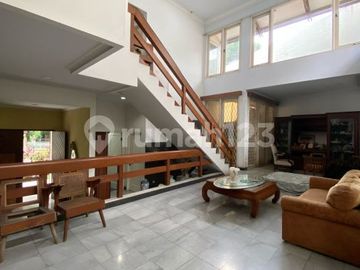 Rumah dalam Komplek Selangkah ke MRT Lebak Bulus, Jakarta Selatan