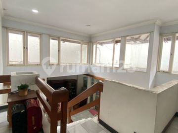Rumah dalam Komplek Selangkah ke MRT Lebak Bulus, Jakarta Selatan