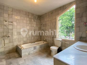 Rumah dalam Komplek Selangkah ke MRT Lebak Bulus, Jakarta Selatan