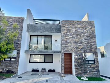 Preciosa Casa en El Condado con 4ta Recamara en PB, 4 Baños, Room Garden, Lujo!