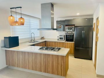 Preciosa Casa en El Condado con 4ta Recamara en PB, 4 Baños, Room Garden, Lujo!