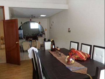 Casa con locales comerciales de venta en Otavalo