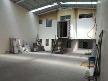 Casa con locales comerciales de venta en Otavalo