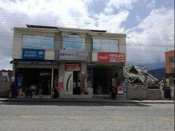 Casa con locales comerciales de venta en Otavalo