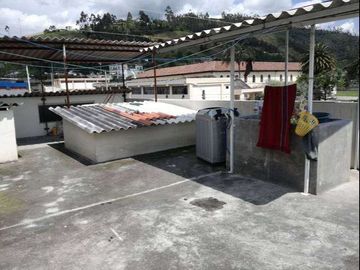Casa con locales comerciales de venta en Otavalo