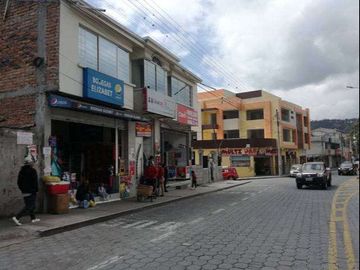 Casa con locales comerciales de venta en Otavalo
