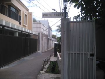 DIJUAL RUMAH KOS WHITE HOUSE ( Fully Furnished) DI JL.H MANDOR CILANDAK JAKARTA SELATAN