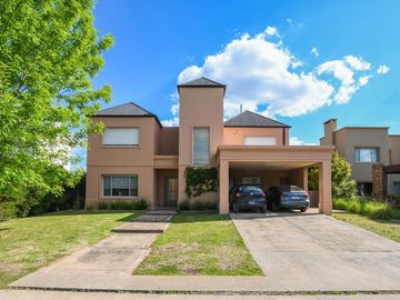 Casa de 4 dormitorios en venta con piscina en barrio cerrado aldea fisherton