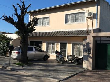 VENTA - EXCELENTE CASA - CASTELAR NORTE -