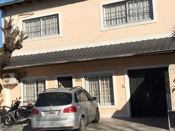 VENTA - EXCELENTE CASA - CASTELAR NORTE -