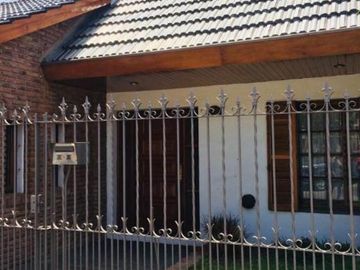 CHALET DE 4 AMBIENTES EN ZONA RESIDENCIAL - RAMOS MEJIA