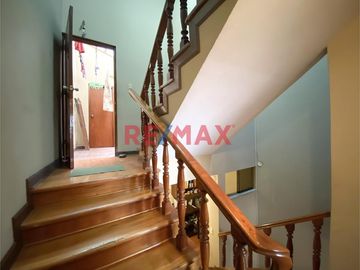 Se Vende Departamento Tipo Casa De 4 Pisos                                       Puerta A La Calle                                  Av. Ignacio Merino