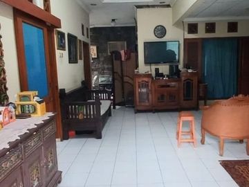 Rumah di jwl cpt tanah luas 2 rumah jdi 1 di wismaasri