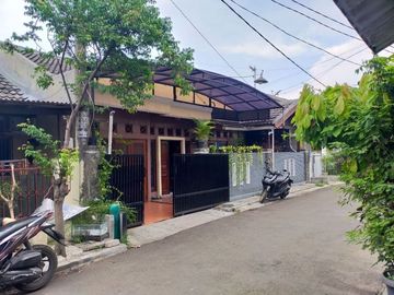 Rumah di jwl cpt tanah luas 2 rumah jdi 1 di wismaasri