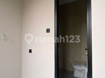 Rumah Modern Klasik 2 Lantai di Jagakarsa Brand New Dekat ke Tol