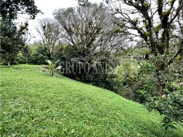 Se Vende Hermoso Terreno en Zona Alta de Altos del Maria