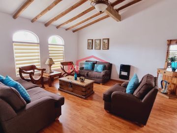 SE VENDE HERMOSA CASA EN JARDINES DE VERSALLES