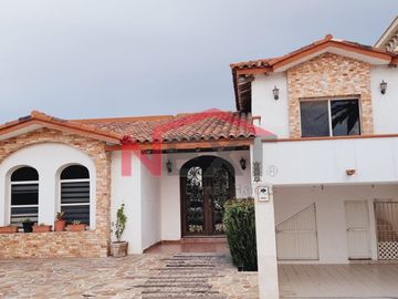 SE VENDE HERMOSA CASA EN JARDINES DE VERSALLES