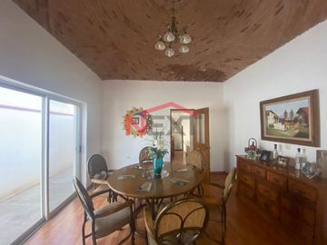 SE VENDE HERMOSA CASA EN JARDINES DE VERSALLES