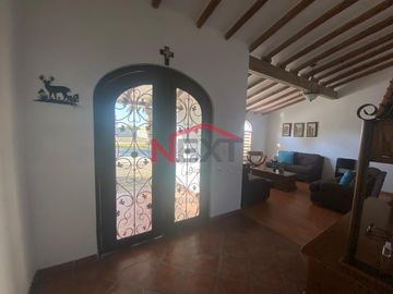 SE VENDE HERMOSA CASA EN JARDINES DE VERSALLES