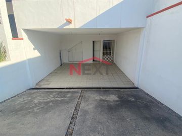 SE VENDE HERMOSA CASA EN JARDINES DE VERSALLES