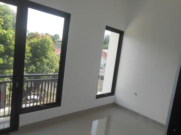 Rumah 2 lantai baru siap huni di belakang polsek cinere