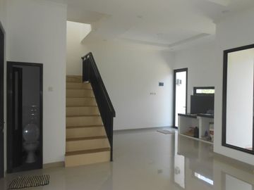 Rumah 2 lantai baru siap huni di belakang polsek cinere