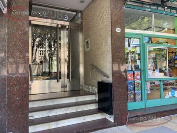Excelente 4 ambientes frente a Plaza Irlanda refaccionado