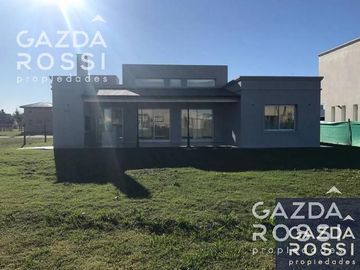 Propiedad de buenas dimensiones, estilo moderno, en barrio privado Santa Juana.