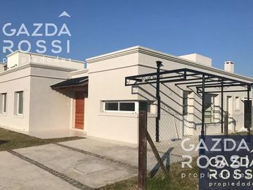 Propiedad de buenas dimensiones, estilo moderno, en barrio privado Santa Juana.