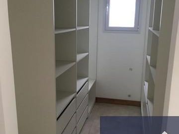 Propiedad de buenas dimensiones, estilo moderno, en barrio privado Santa Juana.