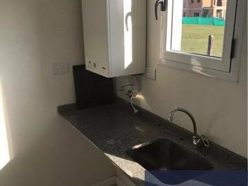 Propiedad de buenas dimensiones, estilo moderno, en barrio privado Santa Juana.