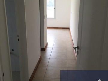Propiedad de buenas dimensiones, estilo moderno, en barrio privado Santa Juana.