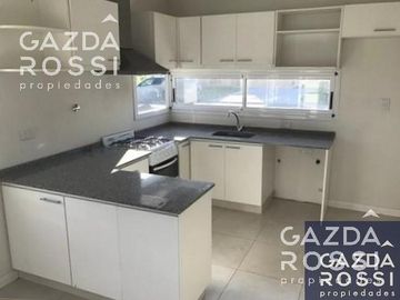 Propiedad de buenas dimensiones, estilo moderno, en barrio privado Santa Juana.