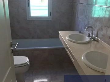 Propiedad de buenas dimensiones, estilo moderno, en barrio privado Santa Juana.