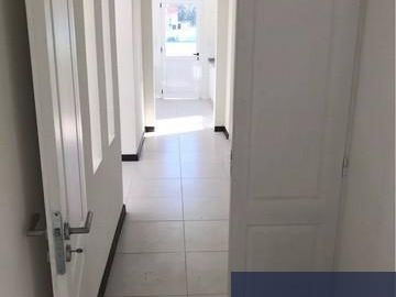 Propiedad de buenas dimensiones, estilo moderno, en barrio privado Santa Juana.