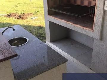 Propiedad de buenas dimensiones, estilo moderno, en barrio privado Santa Juana.