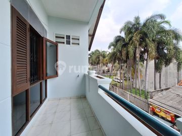 Rumah Istimewa, Teduh, Bebas Banjir, Hadap Utara Di Ujungnya Jak- Sel