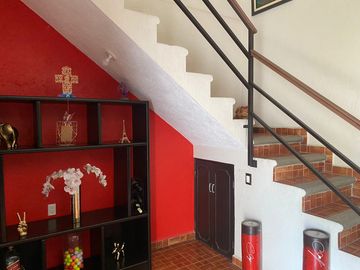 VENDO EN CUERNAVACA AMPLIA Y BONITA CASA SOLA, CON HABITACIÓN EN PLANTA BAJA
