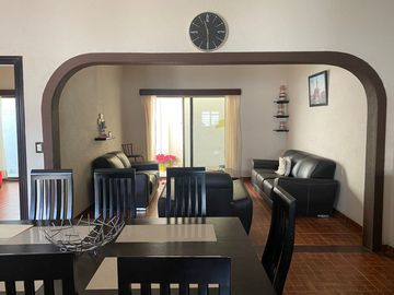 VENDO EN CUERNAVACA AMPLIA Y BONITA CASA SOLA, CON HABITACIÓN EN PLANTA BAJA