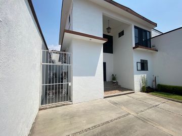 VENDO EN CUERNAVACA AMPLIA Y BONITA CASA SOLA, CON HABITACIÓN EN PLANTA BAJA