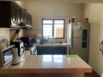 VENDO EN CUERNAVACA AMPLIA Y BONITA CASA SOLA, CON HABITACIÓN EN PLANTA BAJA