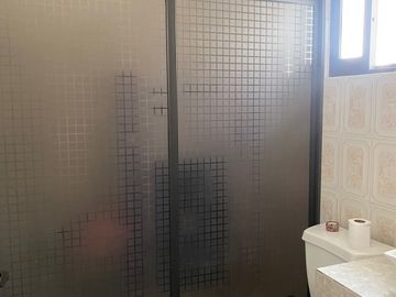 VENDO EN CUERNAVACA AMPLIA Y BONITA CASA SOLA, CON HABITACIÓN EN PLANTA BAJA