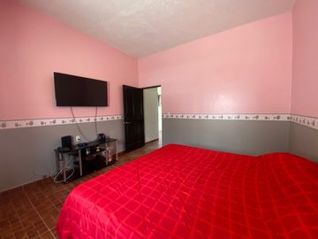 VENDO EN CUERNAVACA AMPLIA Y BONITA CASA SOLA, CON HABITACIÓN EN PLANTA BAJA