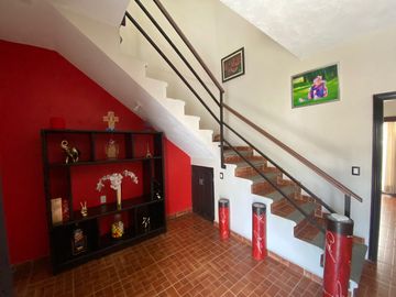 VENDO EN CUERNAVACA AMPLIA Y BONITA CASA SOLA, CON HABITACIÓN EN PLANTA BAJA