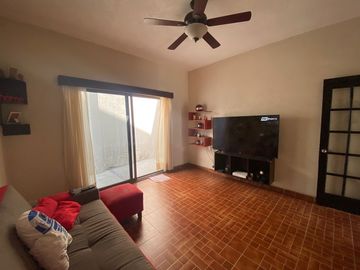 VENDO EN CUERNAVACA AMPLIA Y BONITA CASA SOLA, CON HABITACIÓN EN PLANTA BAJA
