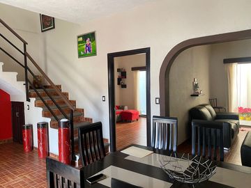 VENDO EN CUERNAVACA AMPLIA Y BONITA CASA SOLA, CON HABITACIÓN EN PLANTA BAJA