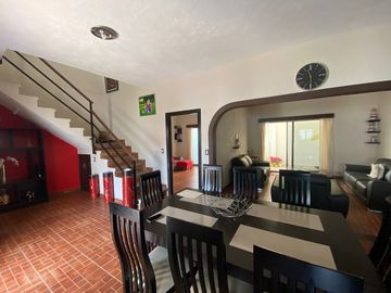 VENDO EN CUERNAVACA AMPLIA Y BONITA CASA SOLA, CON HABITACIÓN EN PLANTA BAJA